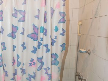 VENTA CASA 3 AMB. CON JARDIN Y COCHERA