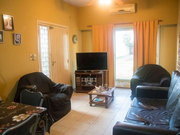 VENTA CASA 3 AMB. CON JARDIN Y COCHERA