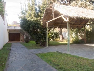 VENTA CASA 3 AMB. CON JARDIN Y COCHERA