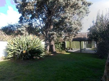 VENTA CASA 3 AMB. CON JARDIN Y COCHERA