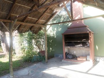 VENTA CASA 3 AMB. CON JARDIN Y COCHERA