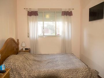 VENTA CASA 3 AMB. CON JARDIN Y COCHERA