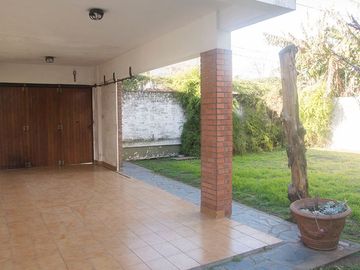VENTA CASA 3 AMB. CON JARDIN Y COCHERA
