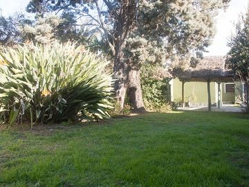 VENTA CASA 3 AMB. CON JARDIN Y COCHERA