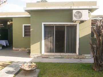 VENTA CASA 3 AMB. CON JARDIN Y COCHERA