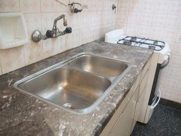 VENTA CASA 3 AMB. CON JARDIN Y COCHERA