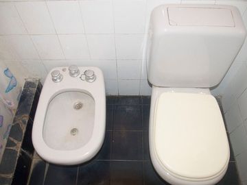 VENTA CASA 3 AMB. CON JARDIN Y COCHERA