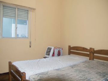 VENTA CASA 3 AMB. CON JARDIN Y COCHERA