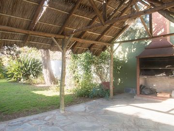 VENTA CASA 3 AMB. CON JARDIN Y COCHERA