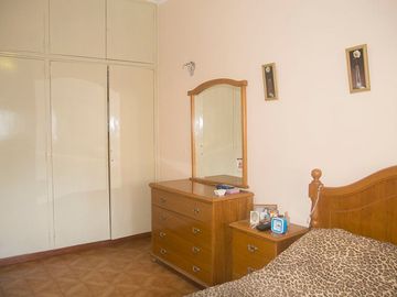 VENTA CASA 3 AMB. CON JARDIN Y COCHERA