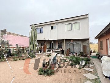 CASA CON AMPLIO TERRENO EN AV. ARGENTINA LAS COMPAÑIAS