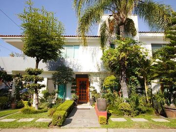 Linda! Casa en condominio, esquina