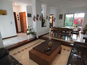 Linda! Casa en condominio, esquina