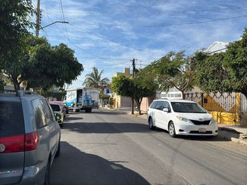 CASA EN VENTA PARA REMODELAR en Colonia Arandas - Oblatos GDL