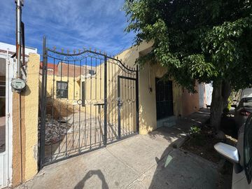 CASA EN VENTA PARA REMODELAR en Colonia Arandas - Oblatos GDL
