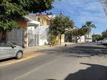 CASA EN VENTA PARA REMODELAR en Colonia Arandas - Oblatos GDL