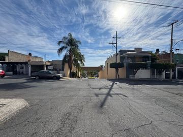 CASA EN VENTA PARA REMODELAR en Colonia Arandas - Oblatos GDL