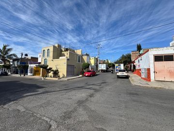 CASA EN VENTA PARA REMODELAR en Colonia Arandas - Oblatos GDL