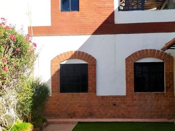 Las Quintas, amueblado, planta baja