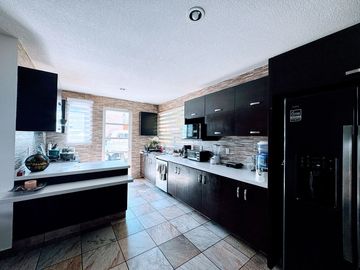 Casa Venta Residencial por  Ave. Tecnológico  las Torres, por la estación del tren Toluca- Santa Fe, estación Metepec.