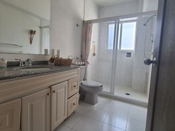 EXCELENTE DEPARTAMENTO LOMAS COSTA AZUL, CON HERMOSA VISTA Y ENTORNO