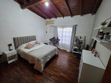 CASA 3 AMBIENTES CON FONDO LIBRE Y GARAGE