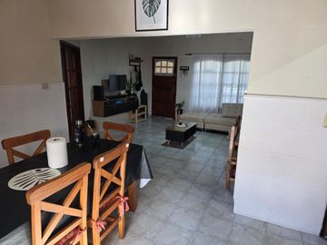CASA 3 AMBIENTES CON FONDO LIBRE Y GARAGE