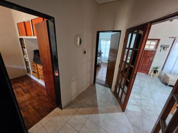 CASA 3 AMBIENTES CON FONDO LIBRE Y GARAGE