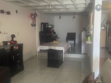 Casa en El Rosario, para actualizar, acepta Infonavit y Recursos propios