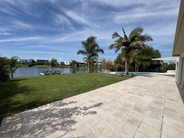 CASA EN VENTA DE 5 AMBIENTES A LA LAGUNA CANTON NORTE