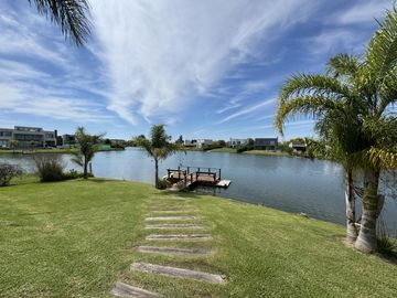 CASA EN VENTA DE 5 AMBIENTES A LA LAGUNA CANTON NORTE