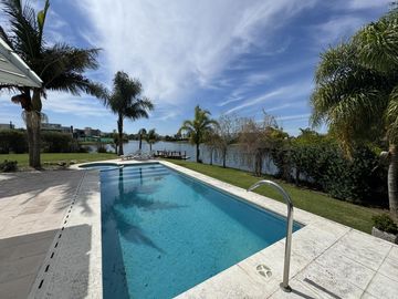 CASA EN VENTA DE 5 AMBIENTES A LA LAGUNA CANTON NORTE
