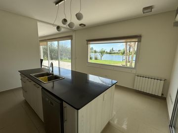 CASA EN VENTA DE 5 AMBIENTES A LA LAGUNA CANTON NORTE