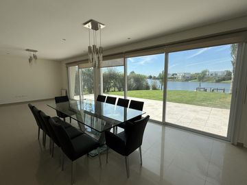 CASA EN VENTA DE 5 AMBIENTES A LA LAGUNA CANTON NORTE