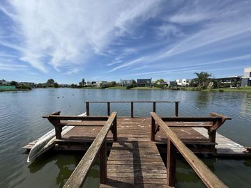 CASA EN VENTA DE 5 AMBIENTES A LA LAGUNA CANTON NORTE