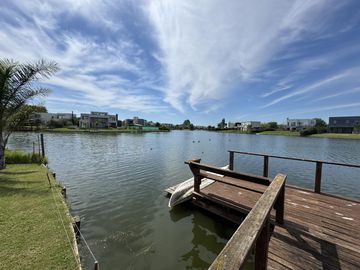CASA EN VENTA DE 5 AMBIENTES A LA LAGUNA CANTON NORTE