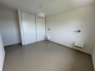 CASA EN VENTA DE 5 AMBIENTES A LA LAGUNA CANTON NORTE