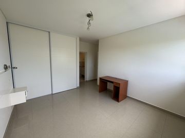 CASA EN VENTA DE 5 AMBIENTES A LA LAGUNA CANTON NORTE