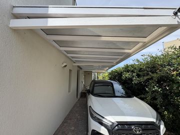 CASA EN VENTA DE 5 AMBIENTES A LA LAGUNA CANTON NORTE