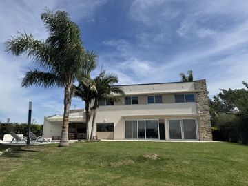 CASA EN VENTA DE 5 AMBIENTES A LA LAGUNA CANTON NORTE