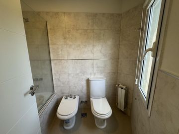 CASA EN VENTA DE 5 AMBIENTES A LA LAGUNA CANTON NORTE