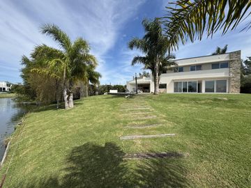 CASA EN VENTA DE 5 AMBIENTES A LA LAGUNA CANTON NORTE