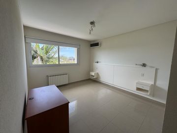 CASA EN VENTA DE 5 AMBIENTES A LA LAGUNA CANTON NORTE