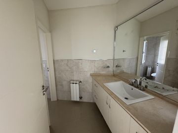 CASA EN VENTA DE 5 AMBIENTES A LA LAGUNA CANTON NORTE