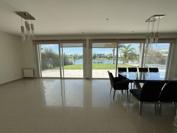CASA EN VENTA DE 5 AMBIENTES A LA LAGUNA CANTON NORTE