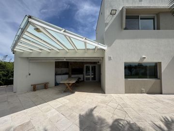 CASA EN VENTA DE 5 AMBIENTES A LA LAGUNA CANTON NORTE
