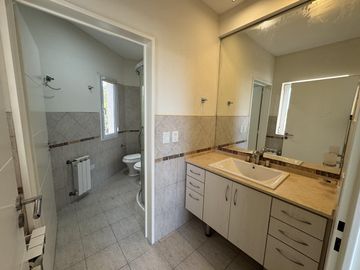 CASA EN VENTA DE 5 AMBIENTES A LA LAGUNA CANTON NORTE