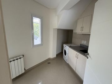 CASA EN VENTA DE 5 AMBIENTES A LA LAGUNA CANTON NORTE