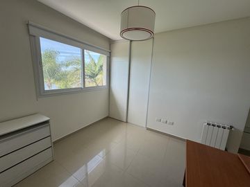 CASA EN VENTA DE 5 AMBIENTES A LA LAGUNA CANTON NORTE