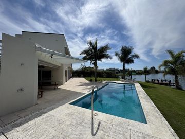 CASA EN VENTA DE 5 AMBIENTES A LA LAGUNA CANTON NORTE